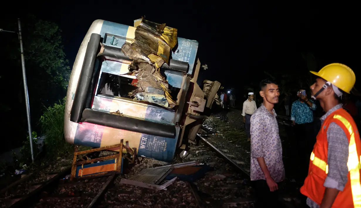 Jumlah korban tewas yang dilaporkan dalam tabrakan kereta ini bertambah. Ada sumber yang menyebut kecelakaan kereta di wilayah timur Bangladesh tersebut telah menewaskan 17 orang, tapi ada juga yang mengatakan sudah ada 20 korban tewas yang ditemukan. (AP Photo/Mahmud Hossain Opu)