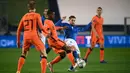 Gelandang Belanda, Georginio Wijnaldum, berebut bola dengan gelandang Italia, Jorginho, pada laga lanjutan UEFA Nations League di Atleti Azzurri d'Italia Stadium, Kamis (15/10/2020) dini hari WIB. Italia imbang 1-1 atas Belanda. (AFP/Marco Bertorello)