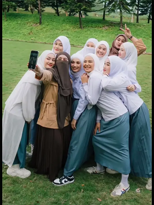 Selain dres code putih abu-abu layaknya anak SMA, ada juga beberapa yang hadir mengenakan seragam pramuka. [Instagram/adindaamiraa]