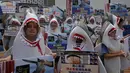 Aktivis konservasi hewan mengenakan pakaian hiu dan membawa poster saat menggelar aksinya di dekat restoran di Hong Kong (10/6). Para aktivis memprotes penjualan sup sirip ikan hiu yang masih banyak di Hong Kong. (AP Photo / Kin Cheung)