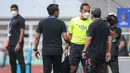 Sejumlah ofisial Persita Tangerang bersitegang dengan ofisial keempat, Asep Yandis dalam laga pekan ke-4 BRI Liga 1 2021/2022 di Stadion Pakansari, Bogor, Jumat (24/09/2021). Persita kalah 1-2. (Bola.com/Bagaskara Lazuardi)