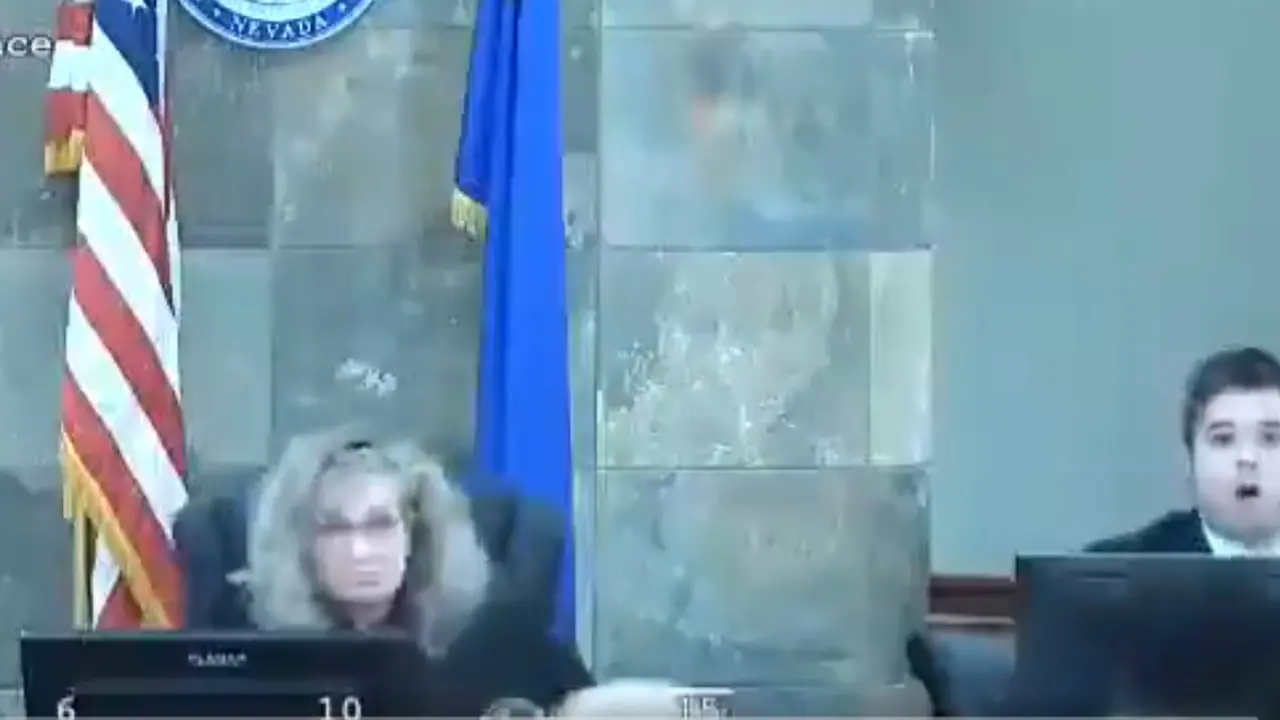 Momen sebelum hakim di Clark County, Amerika Serikat, diterjang seorang terdakwa.