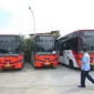 Deretan armada bus Minitrans yang terparkir di kantor TransJakarta, Cawang, Jakarta, Selasa (17/10). Minitrans ini sebagai angkutan umum pengumpan atau feeder, sedangkan Metrotrans, merupakan versi besar dari Minitrans. (Liputan6.com/Immanuel Antonius)