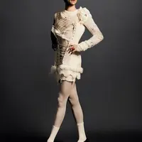 Intip gaya nyentrik Harry Styles kenakan gaun dan heels di sampul majalah Dazed. (Instagram/dazed).