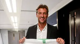 Pelatih asal Prancis, Herve Renard berpose dengan jersey Timnas Arab Saudi dengan nama dirinya di Jeddah (5/8/2019). Renard mundur dari kursi pelatih Maroko setelah berada tiga setengah musim dan gagal melaju di babak 16 besar Piala Afrika. (AFP Photo/Amer Hilabi)