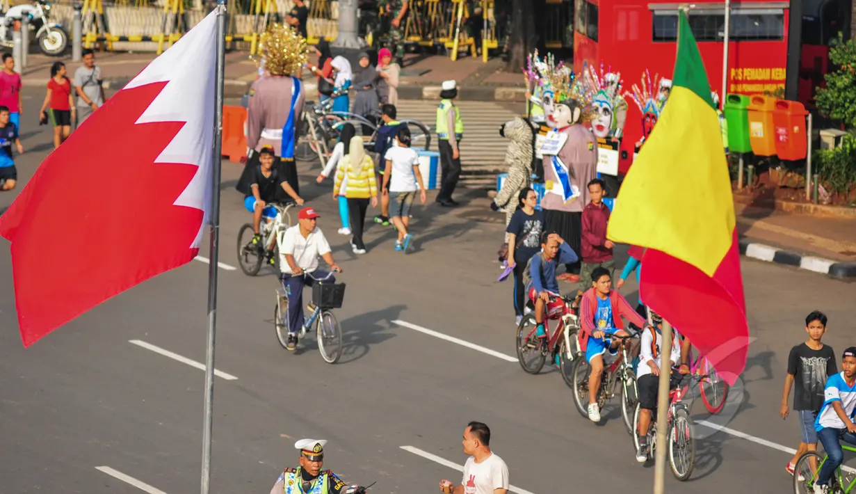 Warga berolahraga di sekitar kawasan Bundaran HI, Jakarta, Minggu (19/4/2015). Beberapa warga mengaku tidak tahu jika car free day ditiadakan selama pelaksanaan Konferensi Asia Afrika (KAA). (Liputan6.com/Faizal Fanani)