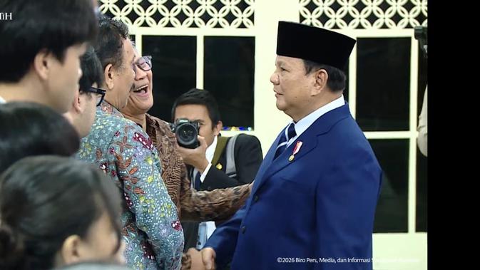 Momen Rocky Gerung Tertawa Bareng Prabowo dan Salaman dengan Gibran usai Pelantikan Pejabat