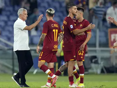 Pelatih AS Roma Jose Mourinho (kiri) memberi selamat kepada timnya usai melawan Fiorentina pada pertandingan Serie A di Stadion Olimpiade Roma, Italia, Minggu (22/8/2021). AS Roma menang dengan skor 3-1. (AP Photo/Gregorio Borgia)