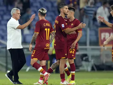 Pelatih AS Roma Jose Mourinho (kiri) memberi selamat kepada timnya usai melawan Fiorentina pada pertandingan Serie A di Stadion Olimpiade Roma, Italia, Minggu (22/8/2021). AS Roma menang dengan skor 3-1. (AP Photo/Gregorio Borgia)