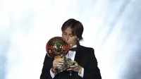 Gelandang Real Madrid dan timnas Kroasia, Luka Modric, meraih penghargaan Ballon d'Or 2018 di Grand Palais, Paris, Prancis, Senin (3/12/2018) malam waktu setempat. (AP Photo/Christophe Ena)