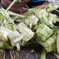 Penampakan kulit ketupat yang siap untuk dijual di Pasar Kemiri Muka, Depok, Jawa Barat, Selasa (12/6). Pedagang membanderol satu ikat kulit ketupat isi 10 dengan harga Rp 10 ribu. (Liputan6.com/Herman Zakharia)