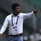 Pelatih Persela Lamongan, Nilmaizar, memperhatikan timnya saat melawan Perseru Badak Lampung pada laga Shopee Liga 1 di Stadion Patriot Chandrabhaga, Bekasi, Rabu (11/9). Perseru bermain imbang 1-1 atas Persela. (Bola.com/Yoppy Renato)