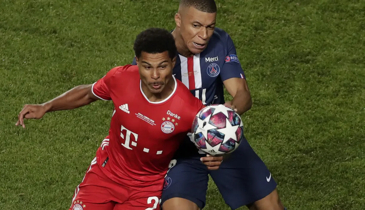 Penyerang Bayern Munchen, Serge Gnabry berebut bola dengan penyerang PSG, Kylian Mbappe pada final Liga Champions di stadion Luz di Lisbon (23/8/2020). Munchen menang tipis atas PSG 1-0. (AP Photo/Manu Fernandez, Pool)