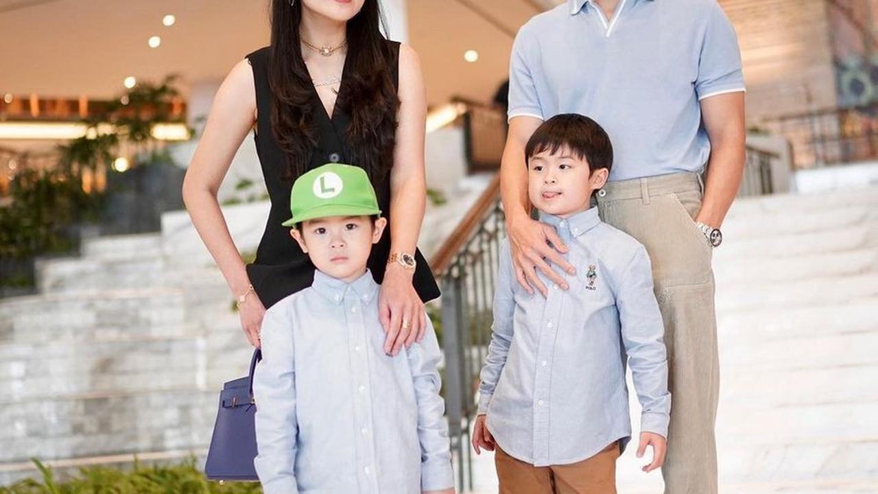 Sandra Dewi Terlihat Mempesona