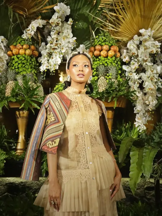 Asmara Abigail memeragakan busana karya Denny Irawan. (Bambang E Ros/Fimela.com)