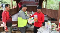 Suasana penyerahan bantuan oleh Bupati Kukar, Edi Damansyah. (Foto: Istimewa)