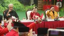 Megawati lalu berdialog dengan Ganjar dan Oesman. Terdapat suguhan mi ayam untuk para tamu. (Liputan6.com/Angga Yuniar)