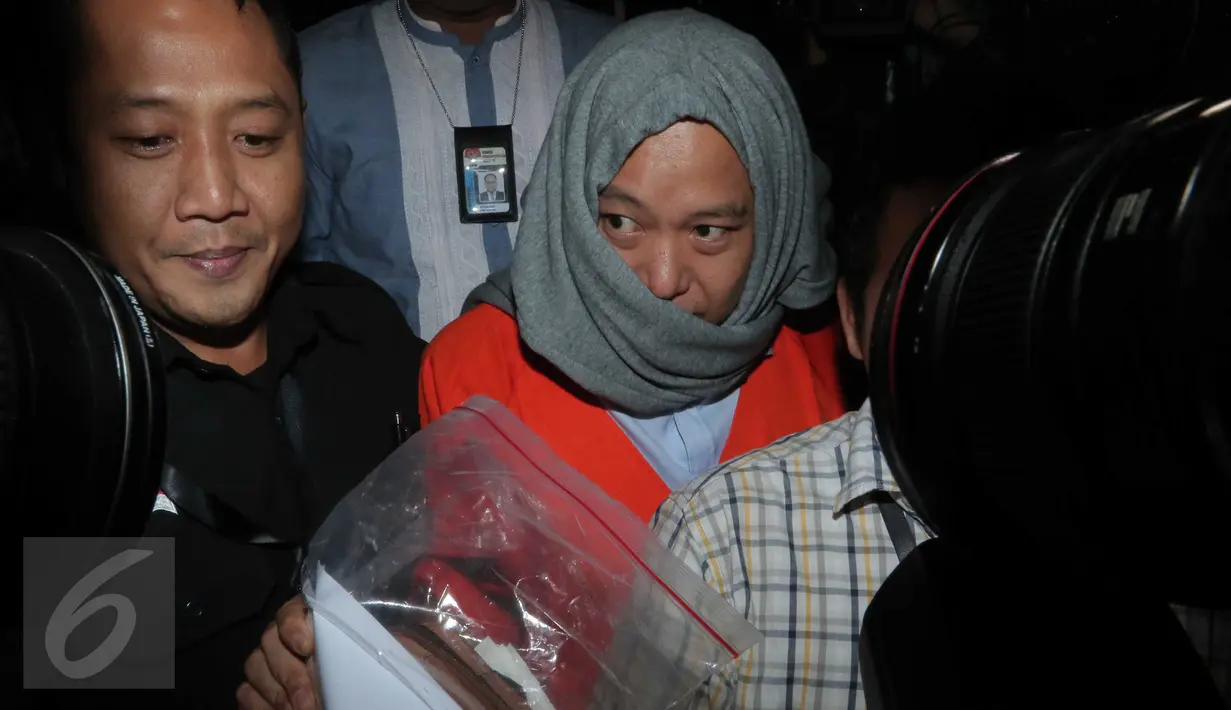 Pengusaha Setyadi (tengah) mengenakan baju tahanan KPK usai pemeriksaan di gedung KPK, Jakarta, Kamis (22/10) dini hari. Setyadi resmi ditahan KPK terkait dugaan suap proyek pengembangan pembangkit listrik mikrohidro Papua. (Liputan6.com/Angga Yuniar)