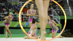 Tim Senam Ritmik dari Italia sedang beraksi dengan gaya clubs dan hoops pada final di Olympic Arena, Rio de Janeiro, Brasil. (REUTERS/Mike Blake)