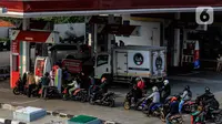 Antrean engendara motor untuk mengisi bahan bakar minyak (BBM) di SPBU Kelapa Dua, Jakarta , Kamis (14/4/2022). Pemerintah memberi sinyal akan menaikkan harga Pertalite dan solar. Hal ini menjadi langkah pemerintah dalam menghadapi dampak kenaikan harga minyak mentah dunia (Liputan6.com/Johan Tallo)
