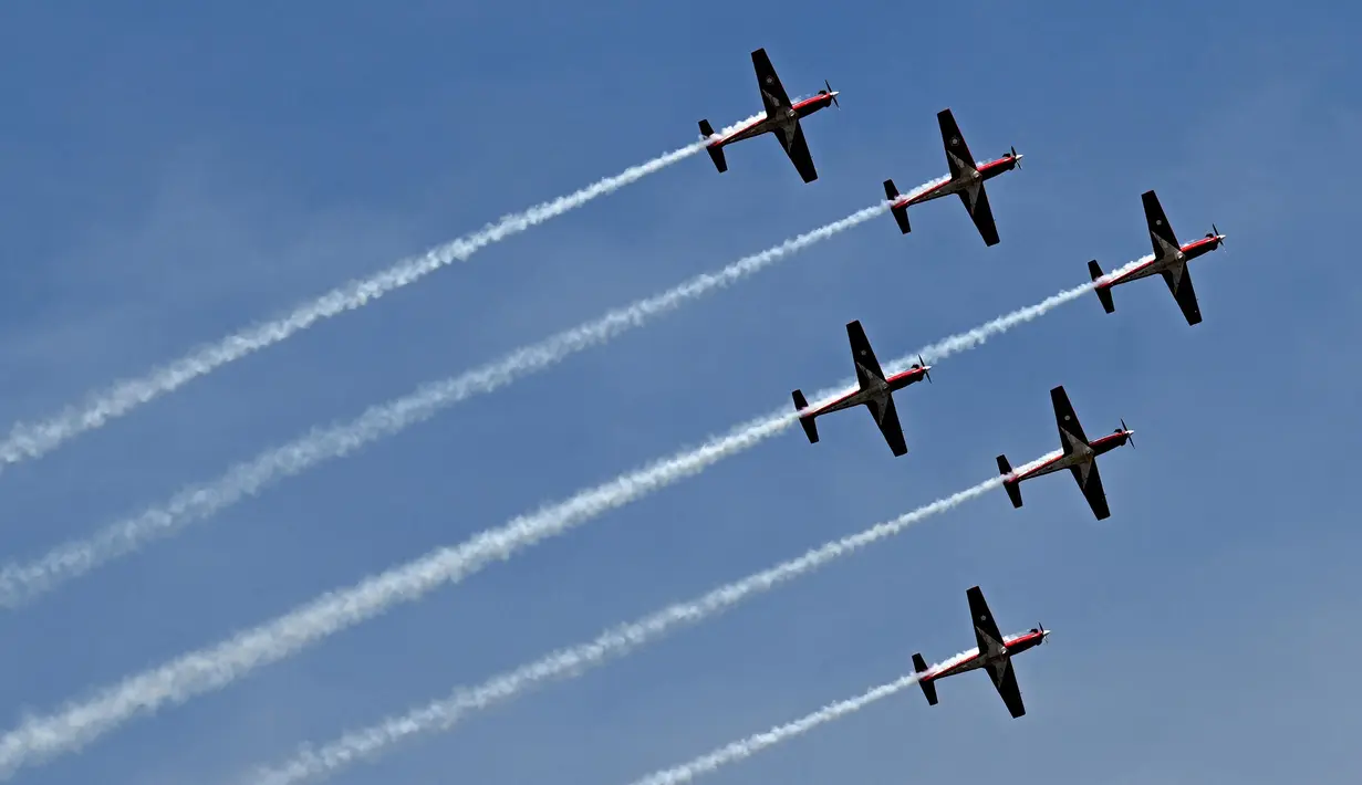 Tim Aerobatik Jupiter Tentara Nasional Indonesia Angkatan Udara (TNI AU) Indonesia tampil dalam acara Bali International Airshow di Bandara Internasional Ngurah Rai, Bali, pada 18 September 2024. (SONNY TUMBELAKA/AFP)