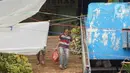 Warga menggunakan kantong plastik saat berbelanja di pasar tradisional di Jakarta, Kamis (9/1/2020). Berdasarkan Pergub Nomor 142 Tahun 2019, para pengelola usaha bisa dikenakan denda mencapai Rp 25 juta apabila melanggar aturan tentang penggunaan kantong plastik. (Liputan6.com/Immanuel Antonius)