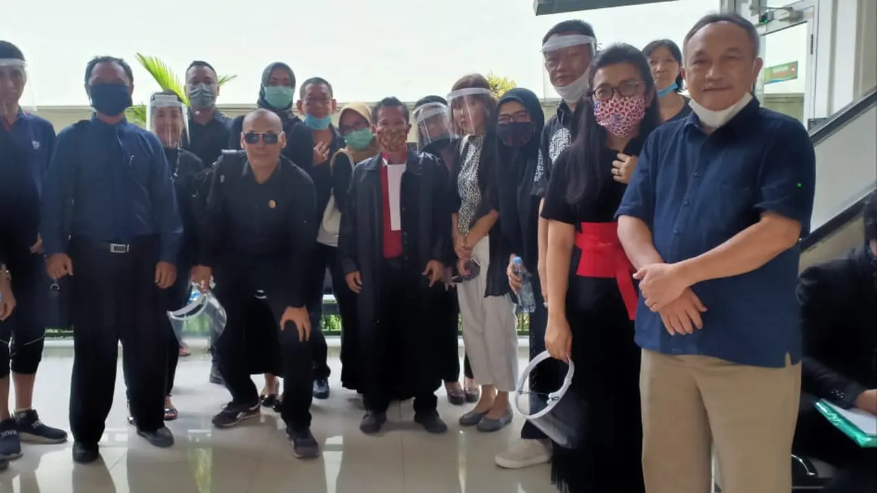 Sejumlah perwakilan Ikatan Notaris dan PPAT Indonesia mendatangi Pengadilan Negeri Jakarta Selatan