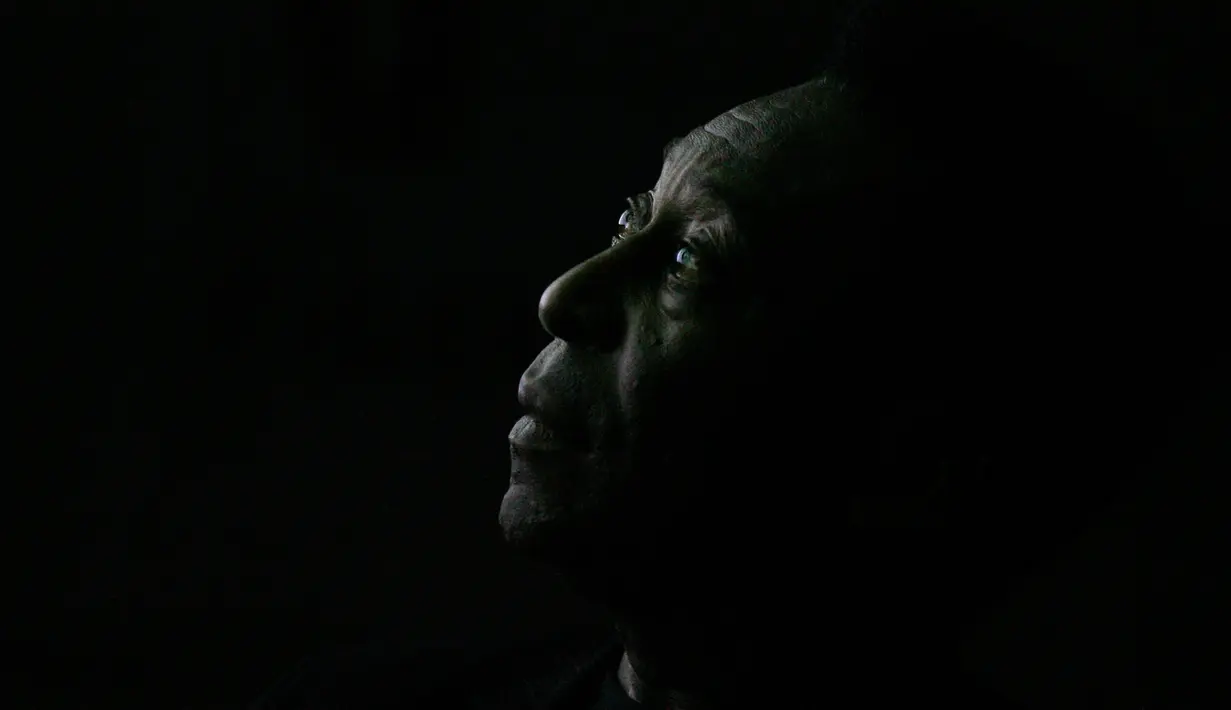 Legenda sepak bola Brasil Pele menghadiri pembukaan pameran tentang hidupnya yang berjudul King's Marks di Brasilia, Brasil, 25 Juni 2008. Bintang Brasil ini satu-satunya pemain dalam sejarah yang memenangi tiga Piala Dunia, mengangkat trofi pada tahun 1958, 1962, dan 1970. (AP Photo/Eraldo Peres, File)