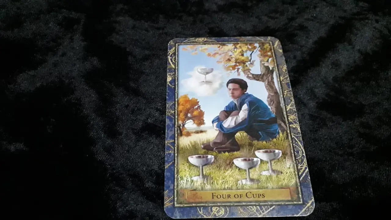 Four of Cups, kartu yang terbuka dalam Tarot Hari Ini, Minggu 29 Juli 2018. (Foto: Elisabet Kusumodewi)