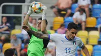 Kiper Timnas Ukraina, Andriy Lunin berebut bola dengan pemain Timnas Italia, Gianluca Scamacca pada laga Semifinal Piala Dunia U-20 di Gdynia, Polandia, 11 Juni 2019. Andriy Lunin keluar sebagai kiper terbaik pada ajang tersebut. Ia juga sukses mengantarkan Timnas Unkraina U-20 menjuarai Piala Dunia U-20 2019 setelah mengalahkan Korea Selatan dengan skor 3-1. (AFP/Alik Kepicz)