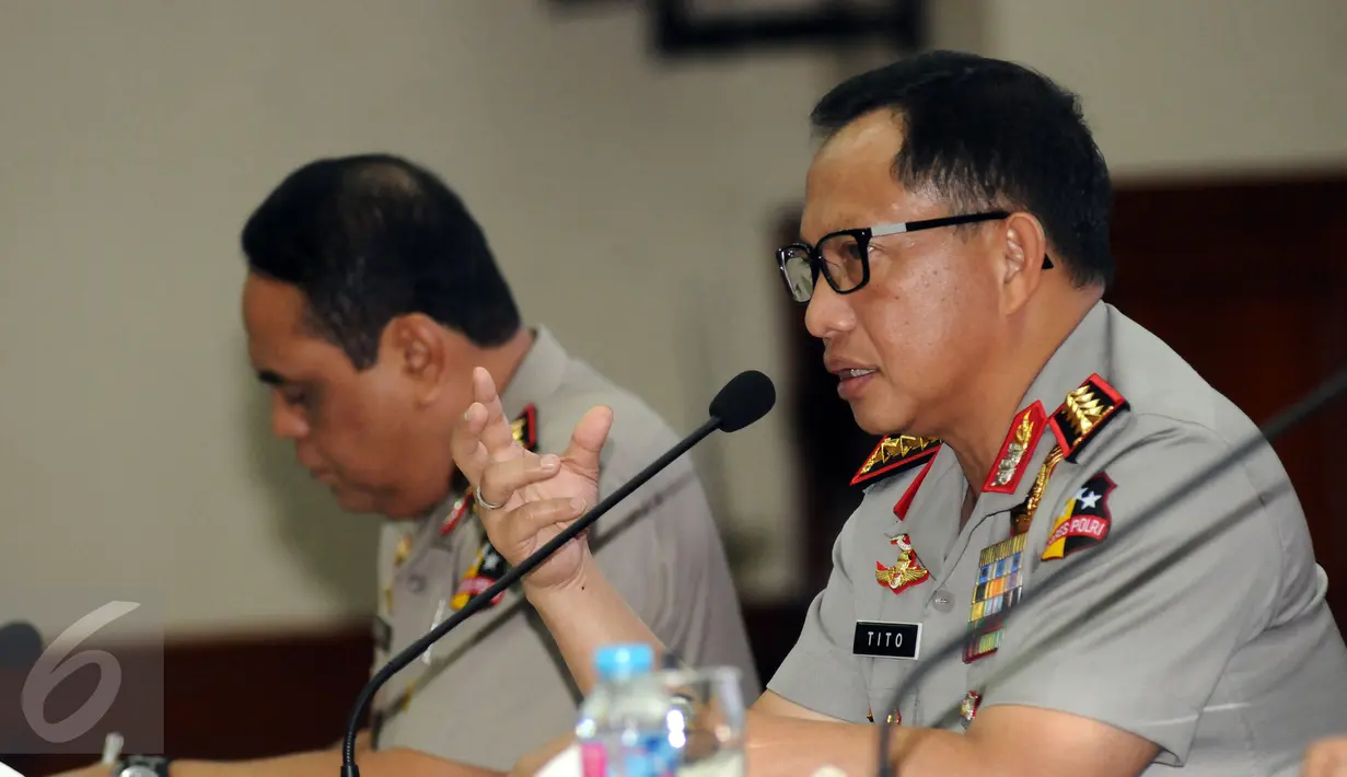 Kapolri Jenderal Pol Tito Karnavian (kanan) memberikan keterangan akhir tahun 2016 di Mabes Polri, Jakarta, Rabu (28/12). Kapolri memaparkan sejumlah capaian program dan kinerja serta anggaran selama tahun 2016. (Liputan6.com/Helmi Fithriansyah)