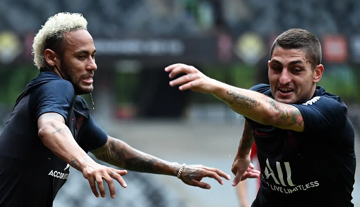 Pemain Paris Saint-Germain Neymar (kiri) dan Marco Verratti saat sesi latihan jelang menghadapi Rennes dalam Trophee des Champions di Stadion Universiade Shenzhen, China, Jumat (2/8/2019). PSG akan menghadapi Rennes pada Sabtu, 3 Agustus 2019. (FRANCK FIFE/AFP)