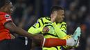 Bek Luton Town, Teden Mengi (kir) berebut bola dengan striker Arsenal, Gabriel Jesus pada laga lanjutan pekan ke-15 Liga Inggris 2023/2024 di Kenilworth Road, Luton, Rabu (6/12/2023) dini hari WIB. (AP Photo/Ian Walton)