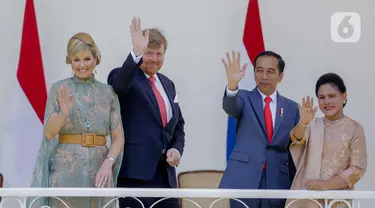Presiden Joko Widodo (kedua kanan) didampingi Ibu Negara Iriana dan Raja Belanda Willem-Alexander (kedua kiri) didampingi Ratu Maxima Zorreguieta Cerruti  melambaikan tangan saat kunjungan kenegaraan di beranda Istana Bogor, Selasa (10/3/2020). (Liputan6.com/Faizal Fanani)