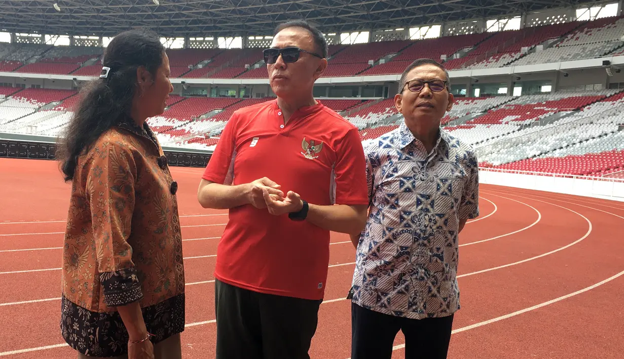 Ketua umum PSSI, Mochamad Iriawan, saat melakukan inspeksi ke Stadion Utama Gelora Bung Karno (SUGBK), Jakarta, Jumat (6/3/2020). Inspeksi tersebut untuk mengecek kesiapan SUGBK menjadi venue Piala Dunia U-20 2021. (Bola.com/Benediktus Gerendo Pradigdo)