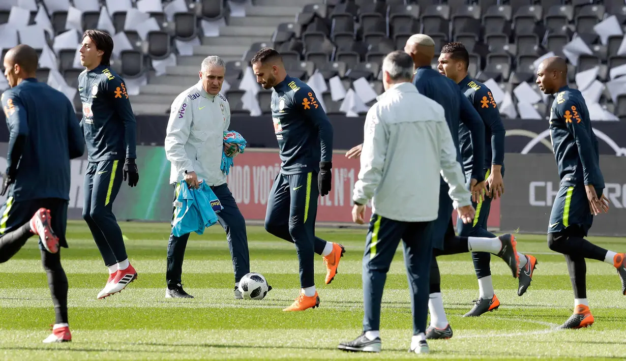 Para pemain Brasil melakukan pemanasan selama sesi latihan di Berlin, Jerman, (26/3). Brasil akan menghadapi Jerman pada pertandingan persahabatan internasional pada 27 Maret di Berlin. (AP Photo/Michael Sohn)