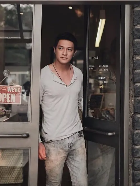 Kerap tampil di layar kaca, Jonathan sering unggah kesehariannya dalam media sosial Instagram. Baik saat syuting hingga saat travelling. Dalam penampilannya ia pun kerap tampil dalam busana kasual yang simpel. (Liputan6.com/IG/jonathanandriano)