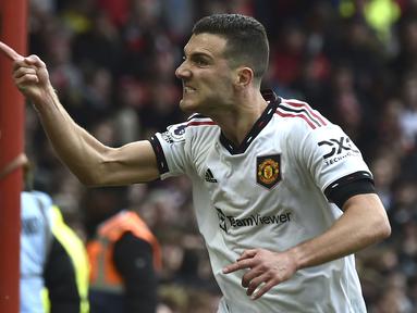 Pemain Manchester United, Diogo Dalot merayakan gol kedua timnya saat laga lanjutan Liga Inggris 2022/2023 melawan Nottingham Forest di City Ground, Nottingham, Senin (17/04/2023) WIB. Ini merupakan gol perdana Dalot di Liga Inggris. (AP Photo/Rui Vieira)