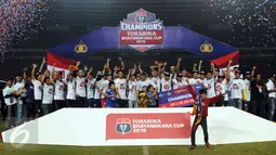 Pemain Arema Cronus bersiap merayakan kemenangan usai mengalahkan Persib di laga final Piala Bhayangkara 2016 melawan Persib di Stadion GBK Jakarta, Minggu (3/4/2016). Arema Cronus unggul 2-0 atas Persib. (Liputan6.com/Helmi Fithriansyah)