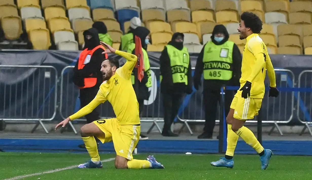 Pemain Sheriff Tiraspol Boban Nikolov (kiri) melakukan selebrasi usai mencetak gol ke gawang Shakhtar Donetsk pada pertandingan sepak bola Grup D Liga Champions di Stadion Olympiyskiy, Kyiv, Ukraina, 7 Desember, 2021. Pertandingan berakhir 1-1. (GENYA SAVILOV/AFP)