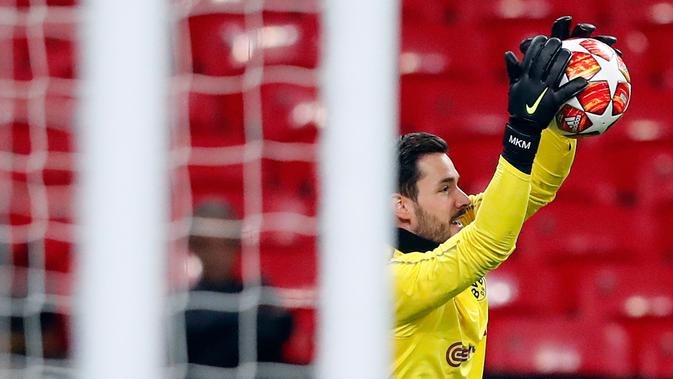 Kiper Borussia Dortmund, Roman Buerki menangkap bola saat mengikuti sesi latihan tim di Stadion Wembley di London, Inggris (12/2). Dortmund akan bertanding melawan Tottenham Hotspur pada babak 16 besar Liga Champions. (AP Photo/Frank Augstein)
