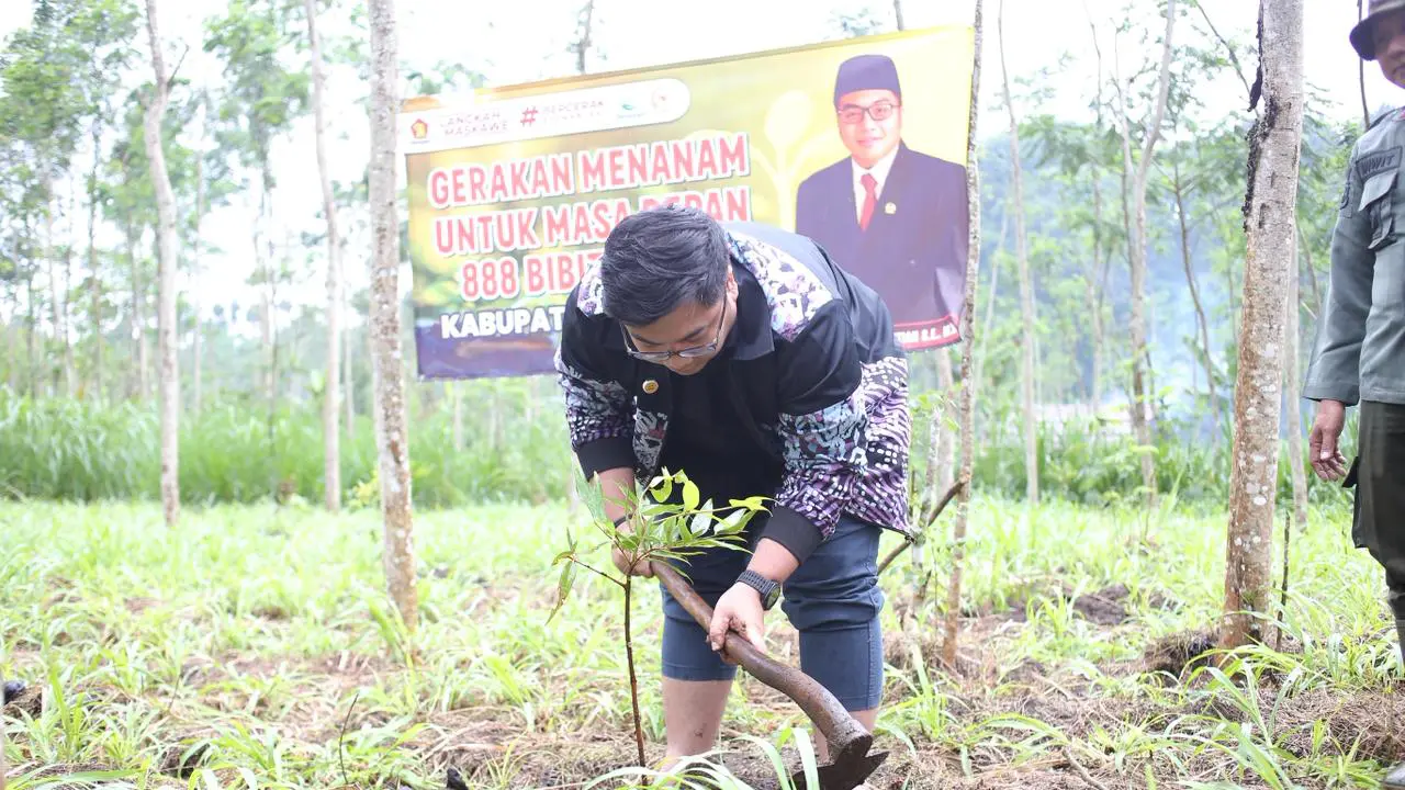 Anggota DPR Kawendra Lukistian bersama mitra Komisi VI DPR menginisiasi Gerakan Menanam untuk Masa Depan.