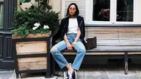 Sontek penampilan keren para fashion blogger dengan celana jeans robek yang trendi. (Foto: Instagram/@songofstyle)