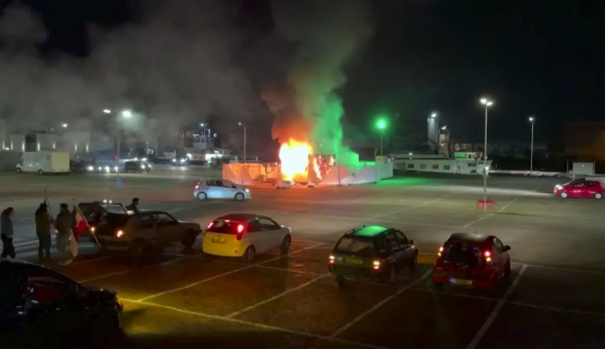 Pusat pengujian COVID-19 terlihat setelah dibakar pengunjuk rasa di Urk, 80 kilometer (50 mil) timur laut Amsterdam, Sabtu (23/1/2021). Para pengunjuk rasa menentang penguncian (lockdown) di negara itu. Mereka juga menetang aturan baru soal jam malam. (Pro News via AP)