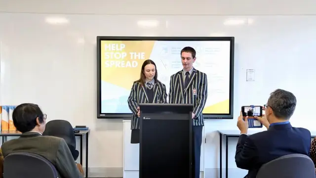 Perwakilan siswa Canberra Grammar School menunjukkan kebolehannya berpidato dalam Bahasa Indonesia.(Dok KBRI Canberra)