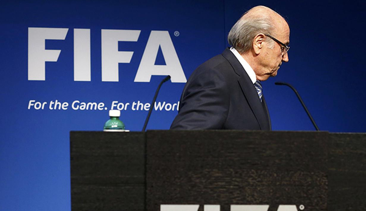 Sepp Blatter meninggalkan panggung jumpa pers. (Reuters/Ruben Sprich)