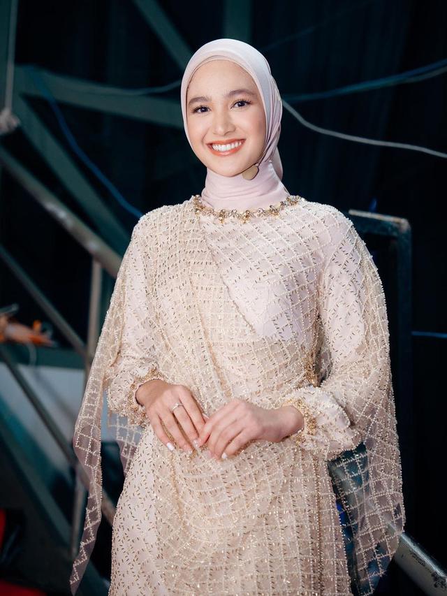 Dress Brokat dan Hijab Lilit