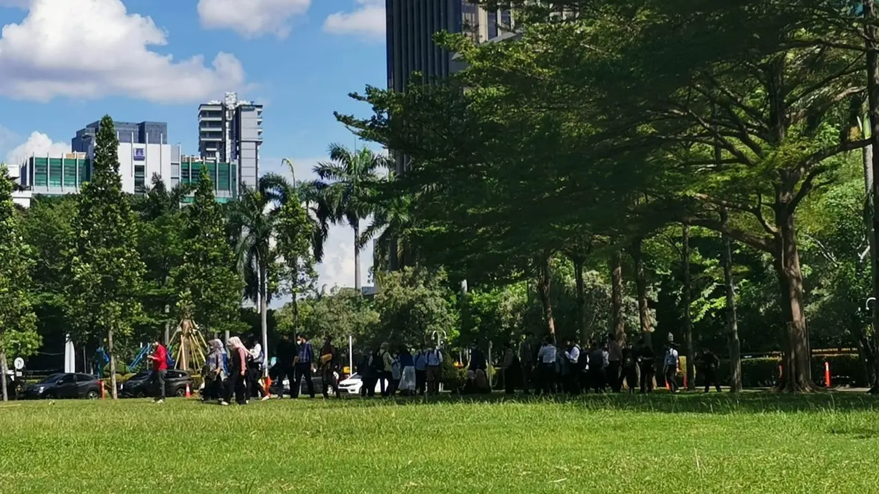 Gempa mengguncang Kabupaten Cianjur, Jawa Barat pada Senin (21/11/2022) pukul 13.21 WIB. Gempa ini terasa hingga Jakarta dan sekitarnya. Sejumlah pegawai kantor termasuk yang akan mengikuti konferensi pers OJK berhambur keluar gedung.