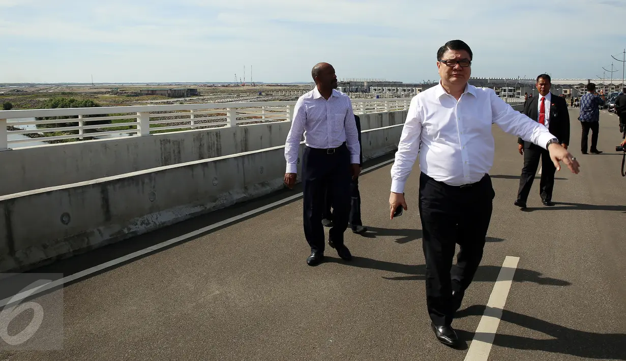 Wakil Presiden Negara Republik Seychelles Mr Vincent Meriton saat mengunjungi Pulau Reklamasi di Jakarta, Rabu (8/3). Kunjungan tersebut dalam agenda kerjanya di Jakarta. (Liputan6.com/JohanTallo)