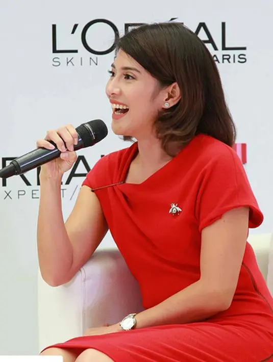 Pemeran Cinta di film AADC ini sedang menikmati liburannya bersama keluarganya di Jepang. Tampak bahagia bersama anak dan suaminya, mereka sedang bermain ski bersama. (Instagram/therealdisastr)